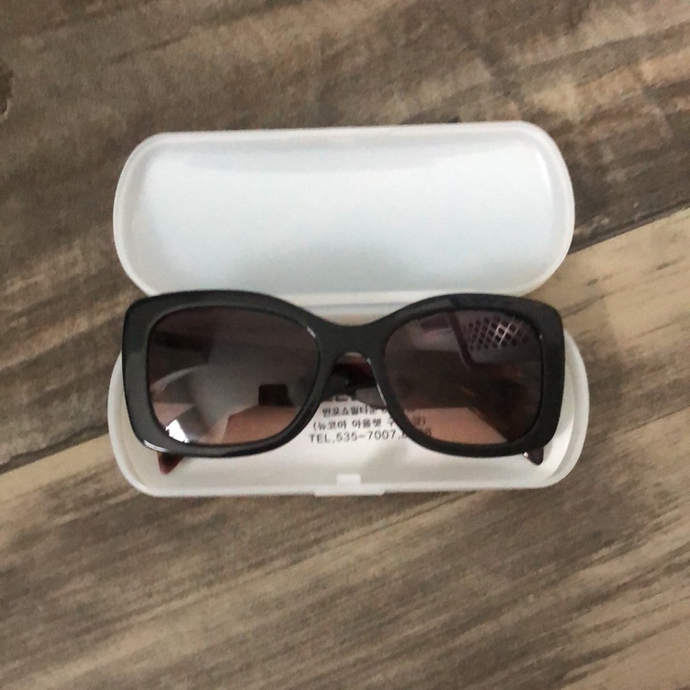 Prada sunglasses comes with a case not a Prada case - Picture 7 of 7